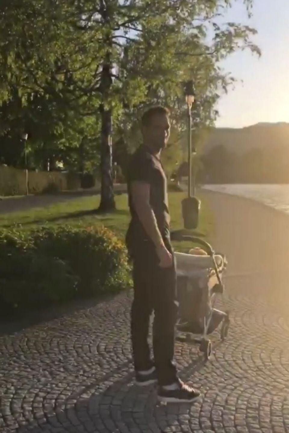 Mats Hummels zeigt sich in seiner Instagram Story sichtlich stolz mit Sohn Ludwig. Die beiden genießen, gemeinsam mit Mama Cathy, das gute Wetter am Tegernsee. 