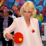 Beim Besuch der Commonwealth Games in Australien, zeigt Herzogin Camilla ihr sportliches Talent beim Tischtennisspiel. 