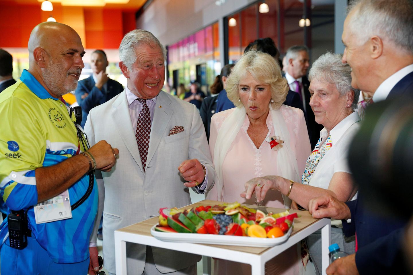 Beim Australien-Besuch von Prinz Charles und Herzogin Camilla ist sie ganz verzückt, über die Vielfalt an Obst, die ihr präsentiert wird. 