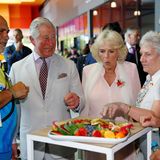 Beim Australien-Besuch von Prinz Charles und Herzogin Camilla ist sie ganz verzückt, über die Vielfalt an Obst, die ihr präsentiert wird. 