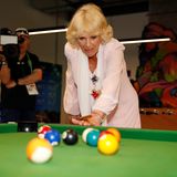 Hochkonzentriert bestreitet die humorvolle Herzogin ein Billardspiel beim Australien-Besuch. 