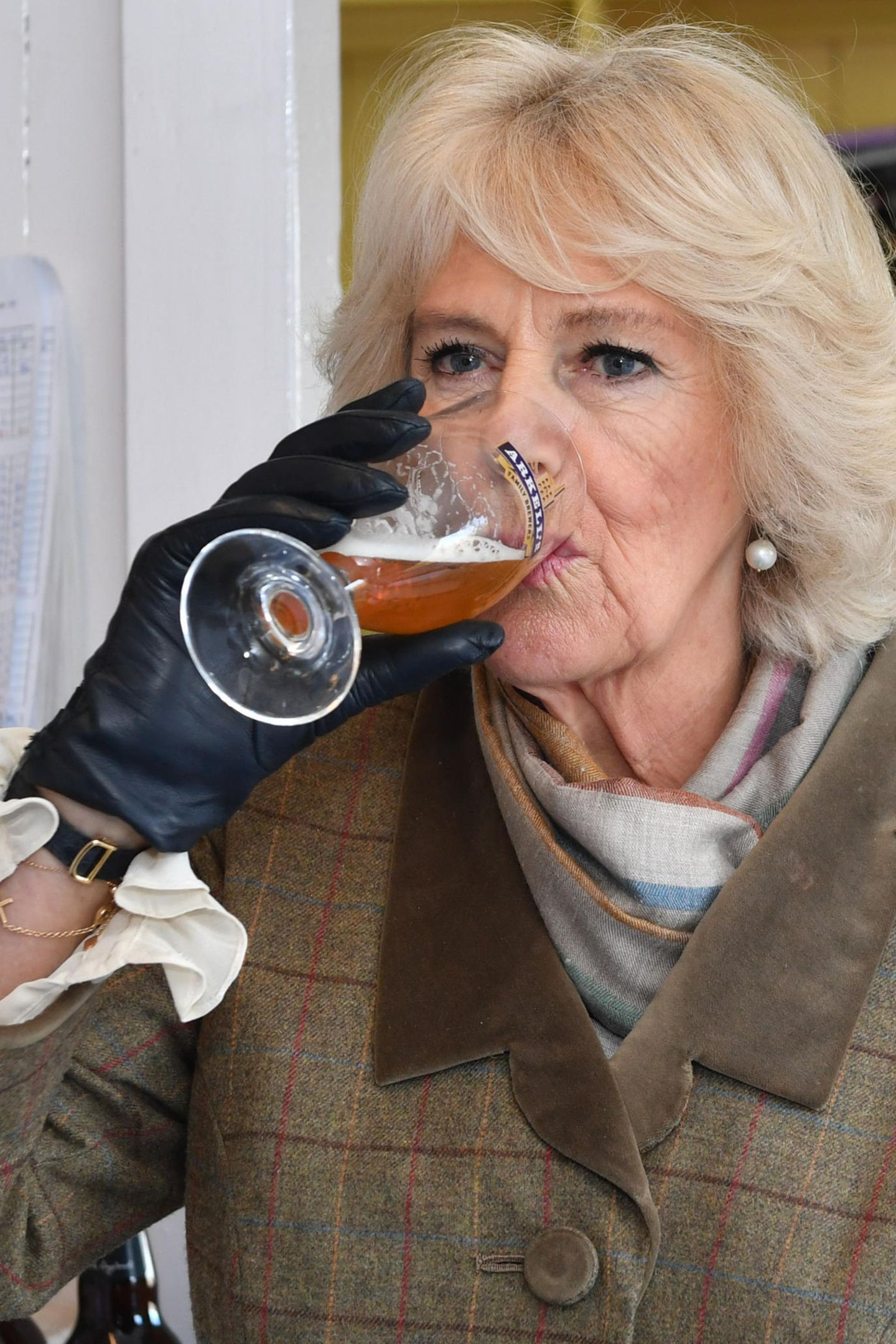 Prost Camilla! Die Herzogin lässt sich bei einer Veranstaltung ein Bier schmecken. 