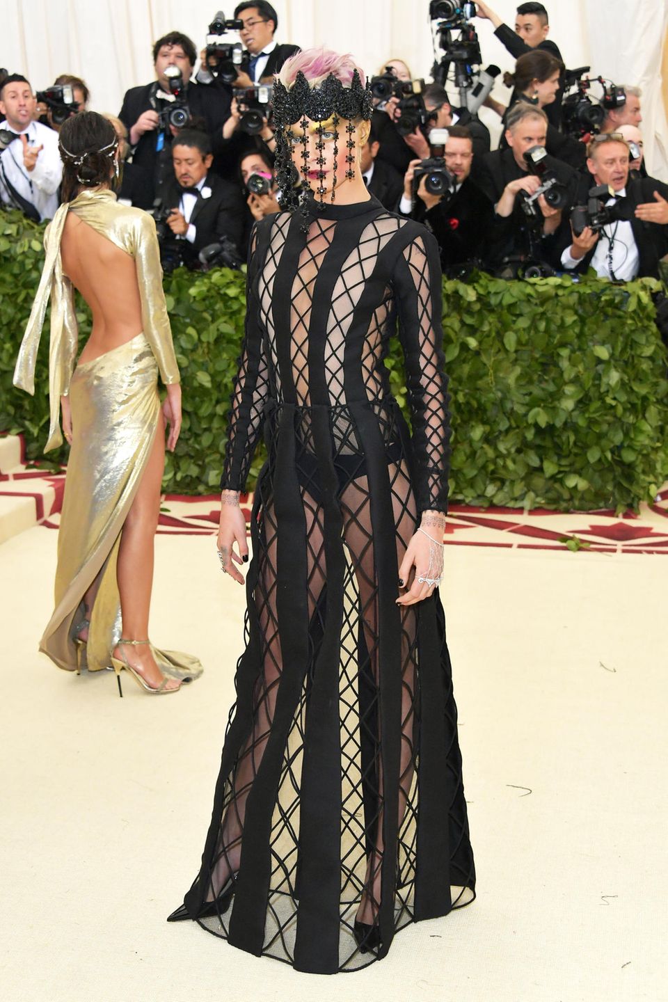 Fast hätten wir Model Cara Delevingne unter ihrem schmucken Schleier nicht erkannt. Ihr freizügiges Kleid ist von Christian Dior Couture. Fast hätten wir Model Cara Delevingne unter ihrem schmucken Schleier nicht erkannt. Ihr freizügiges Kleid ist von Christian Dior Couture.
