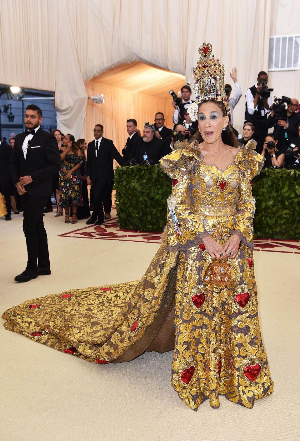 Was für ein Auftritt! Sarah Jessica Parker ist in ihrer Dolce & Gabbana Robe definitiv einer der Hingucker der Met Gala 2018. Sie interpretierte den Look der Herzkönigin aus Alice im Wunderland ganz besonders glamourös und setzte sich eine große Krone auf. Was für ein Auftritt! Sarah Jessica Parker ist in ihrer Dolce & Gabbana Robe definitiv einer der Hingucker der Met Gala 2018. Sie interpretierte den Look der Herzkönigin aus Alice im Wunderland ganz besonders glamourös und setzte sich eine große Krone auf.