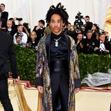 Model und Influencer Luka Sabbat trug einen extravaganten Mantel von H&M. Der Mantel ist komplett mit bunten Pailletten besetzt und wird von schwarzer Seide umrahmt. Dazu kombinierte Luka eine klassische Smoking-Hose aus nachhaltigen Materialien. 