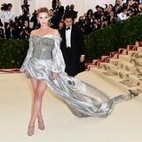 Wolkengleich kommt der Rockteil des Kleides von Schauspielerin Lili Reinhart daher. Ihr silberfarbenes Kleid von H&M hebte sich auf dem Red Carpet von all den goldenen Looks ab. Die Korsage ihres Kleides ist mit groben Metallketten in einem dunklen Silberton verziert. 