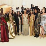 In H&M auf dem Red Carpet der Met Gala 2018. Kaum zu glauben, dass diese glamourösen Roben von dem schwedischen Modeunternehmen stammen. Die Looks sind alle maßgeschneidert und echte Hingucker. 
