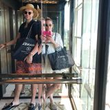 Eins der modischsten #aufwärtsspiel-Aufzugselfies kommt von Designer André Borchers: Er posiert mit Chanel-Tasche und Sonnenbrille. 
