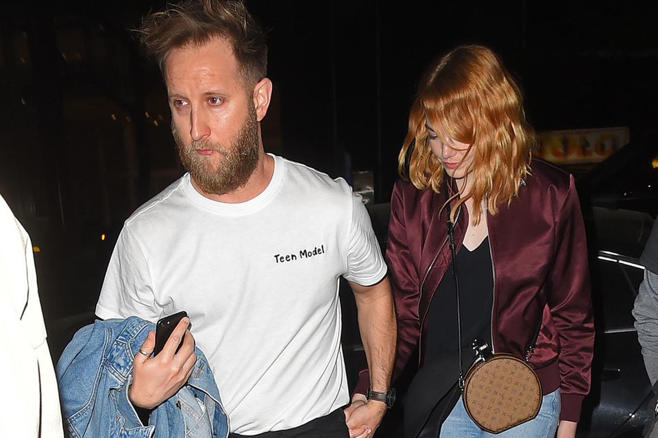 Emma Stone und ein unbekannter Mann verlassen ein Restaurant in Manhatten. Die ineinander vesrchlungene Hände sehen verdächtig intim aus...