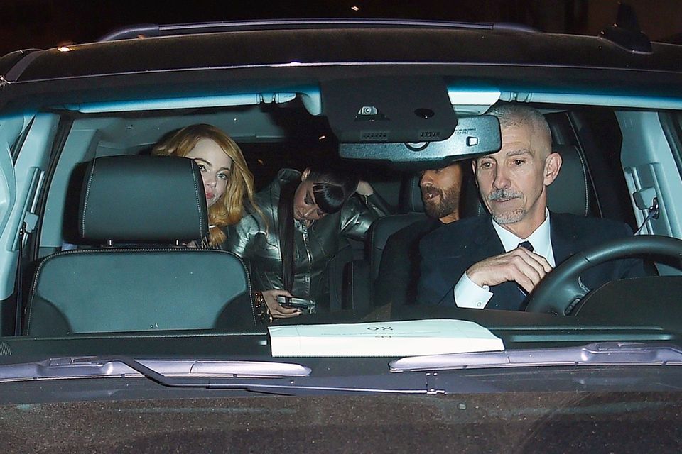 Justin Theroux, Emma Stone und Shailene Woodley steigen nach der After-Show-Party der "Met"-Gala in einen Wagen. 