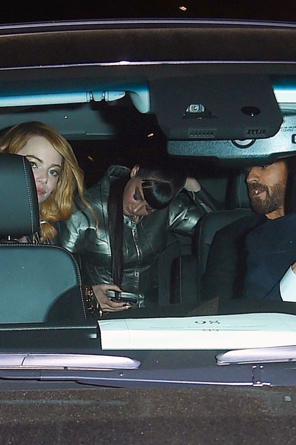 Justin Theroux, Emma Stone und Shailene Woodley steigen nach der After-Show-Party der "Met"-Gala in einen Wagen. Justin Theroux, Emma Stone und Shailene Woodley steigen nach der After-Show-Party der "Met"-Gala in einen Wagen.