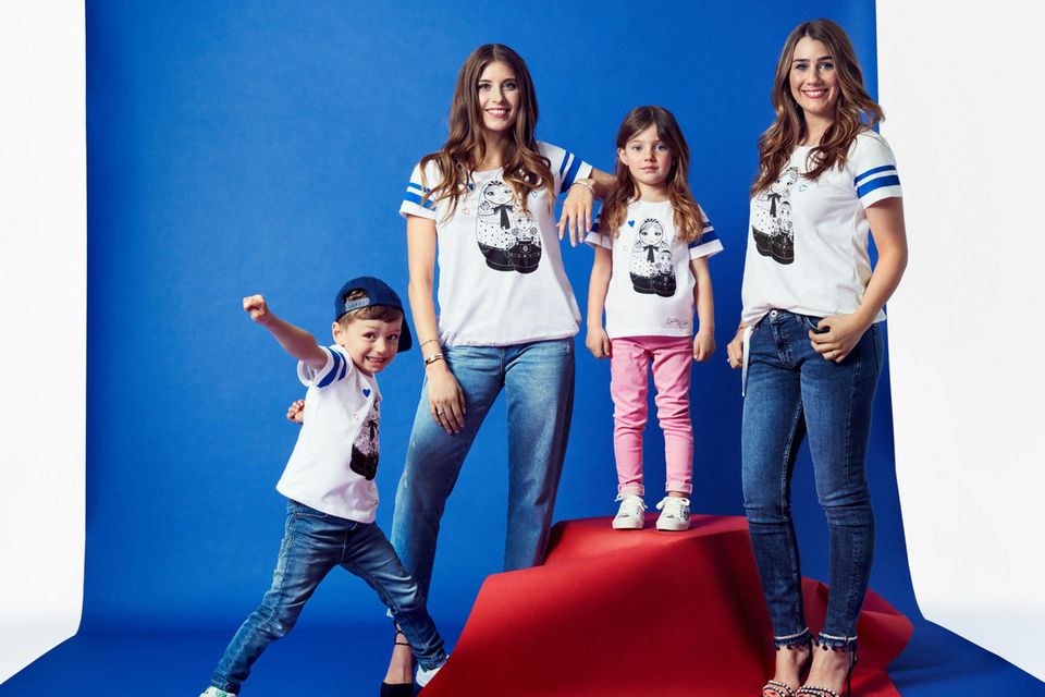 Cathy Hummels: Cathy Hummels und Julia Vigas posieren mit zwei Kindermodels in den eigens entworfenen T-Shirts. Cathy Hummels und Julia Vigas posieren mit zwei Kindermodels in den eigens entworfenen T-Shirts.
