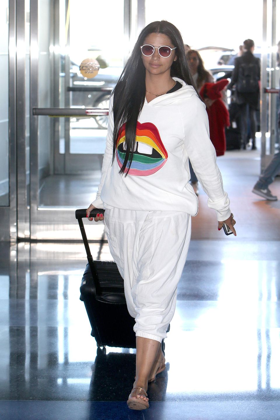 In weißer Schlabber-Hose und -Pulli sichten Paparazzi Camila Alves am JFK Airport in New York. Für die Extraportion Fröhlichkeit gibt es einen großen Aufdruck in Regenbogenfarben und der Form eines Mundes auf dem Hoodie des brasilianischen Models. Besonders lässig: Camila setzt auf ordentlich Fußfreiheit und trägt bequeme Riemchensandalen. In weißer Schlabber-Hose und -Pulli sichten Paparazzi Camila Alves am JFK Airport in New York. Für die Extraportion Fröhlichkeit gibt es einen großen Aufdruck in Regenbogenfarben und der Form eines Mundes auf dem Hoodie des brasilianischen Models. Besonders lässig: Camila setzt auf ordentlich Fußfreiheit und trägt bequeme Riemchensandalen.