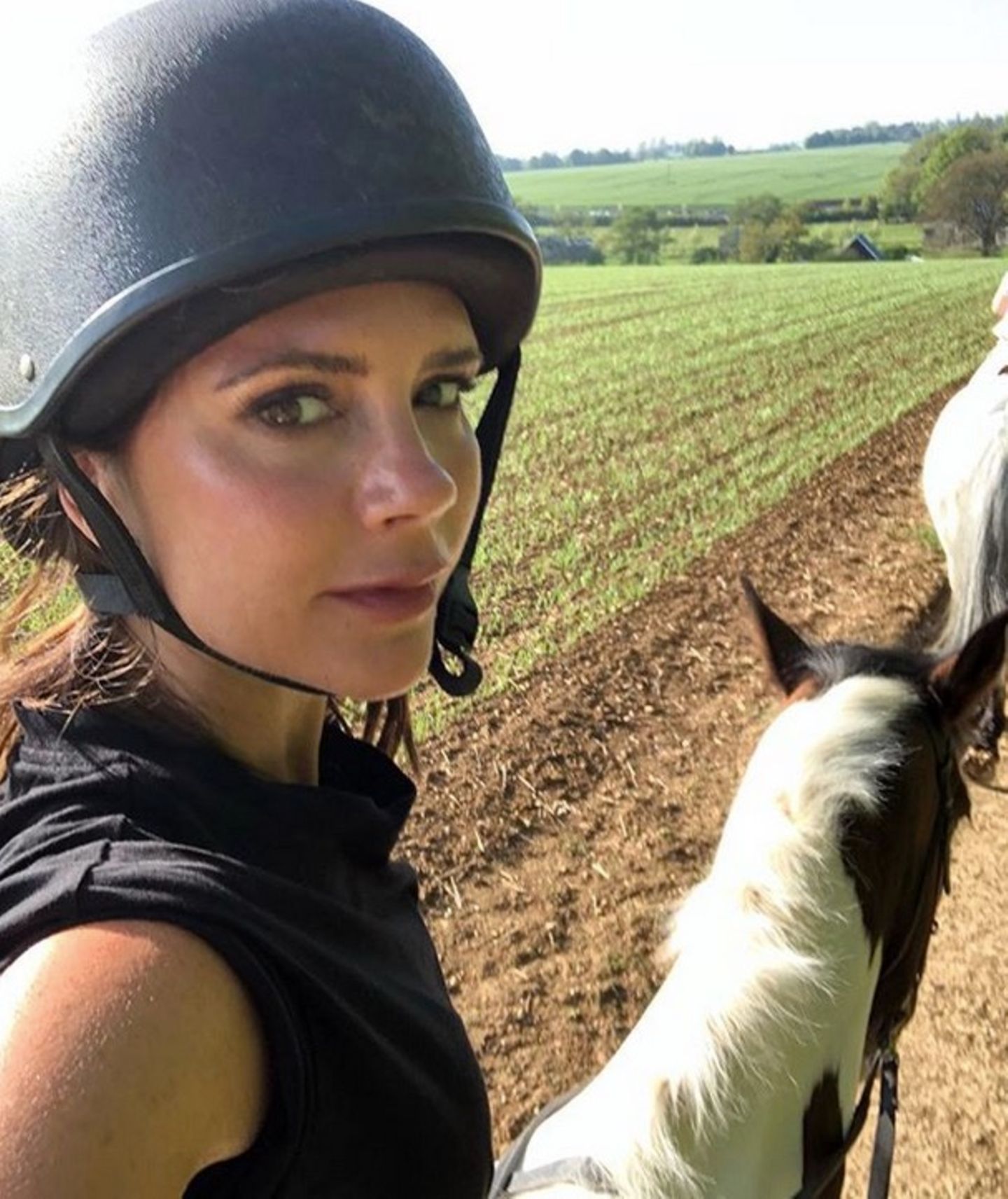 7. Mai 2018  So hat man die Mode-Diva Victoria Beckham noch nie gesehen. Auf ihrem Instagram-Account schreibt die schöne Britin, dass sie das Landleben liebe und den Ausritt mit Töchterchen Harper genieße. 