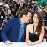 Beim Photocall zum Film "Everybody Knows" flüstert Javier Bardem seiner Ehefrau Penélope Cruz etwas ins Ohr.