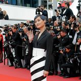 Die chinesische Pop-Sängerin Li Yuchun, auch bekannt als Chris Lee, winkt schüchtern der Menge zu.