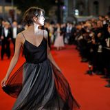 Ein flüchtiger Blick über die Schulter verzaubert die Gäste vor dem roten Teppich: Leichtfüßig schwebt die russische Schauspielerin Anna Chipovskaya durchs Blitzgewitter.