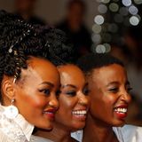 "Rafiki"-Regisseurin Wanuri Kahiu (m.) posiert mit den Schauspielerinnen Sheila Munyiva (l.) Samantha Mugatsia (r.).