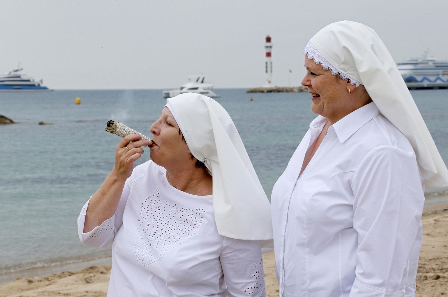 Ein Bild, welches an Skurrilität schwer zu überbieten ist: Marihuana rauchend promoten Schwester Kate und Schwester Claire den nominierten Dokumentarfilm "Breaking Habits". Worum es in dem Film geht? Um die Geschichte der Marihuanaanbauenden Nonnen in der kalifornischen Stadt Merced.
