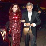 Nach ihrem Wow-Auftritt auf dem Red Carpet zeigt sich Amal Clooney auch bei der Aftershow Party der Met Gala super glamourös. Sie wählt ein bodenlanges, rotes Paillettenkleid von Tom Ford. In diesem Kleid ist jedoch deutlich zu erkennen, wie schmal Amal aktuell ist. 