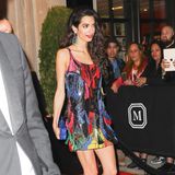 Zwei Aftershow-Partys, zwei Outfits: Amal Clooney glänzt auf der Versace Met Gala After-Party in einem farbenfrohen Minikleid mit Fransen. Doch an diesem Abend zeigt sie noch zwei weitere tolle Looks ... 