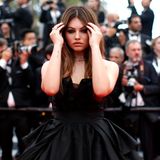 Bereits im zarten Alter von sechs Jahren ist sie als "das schönste Mädchen der Welt" bezeichnet worden. Nun schreitet Thylane Blondeau als 17-Jährige in ihrer schwarzen Robe einem wunderschönen Trauerschwan gleichend über die roten Teppiche von Cannes.