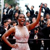 Schauspielerin Aja Naomi King genießt Sonnenschein und Blitzgewitter.
