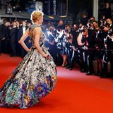 Wie kaum eine Andere passt Schauspielerin Cate Blanchett zum glamourösen Filmfestival in Cannes. Majestätisch schreitet der Hollywoodstar über den roten Teppich und lässt sich geduldig von den Fotografen in Szene setzen.