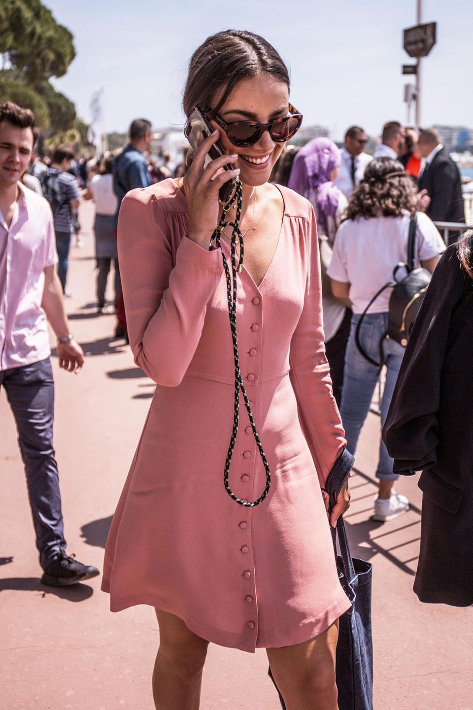 Busy in Cannes! Mit wem Janina Uhse wohl in diesem Moment telefoniert? Gute Laune scheint die brünette Schönheit auf jeden Fall zu haben. Tagsüber genießt sie das herrliche Wetter in Cannes und feiert den Sommer modisch in einem rosafarbenen Kleid. 