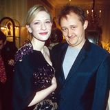 Cate Blanchett und Andrew Upton  Nach nur 21 Tagen Beziehung folgte der Heiratsantrag: 1996 haben sie sich am Set von "Heiraten ist Glückssache" kennengelernt, 1997 sind sie bereits ein Ehepaar. Die Ausnahmedarstellerin und der Dramatiker leben glücklich in der Nähe von Sydney und haben drei Söhne sowie eine Adoptivtochter.