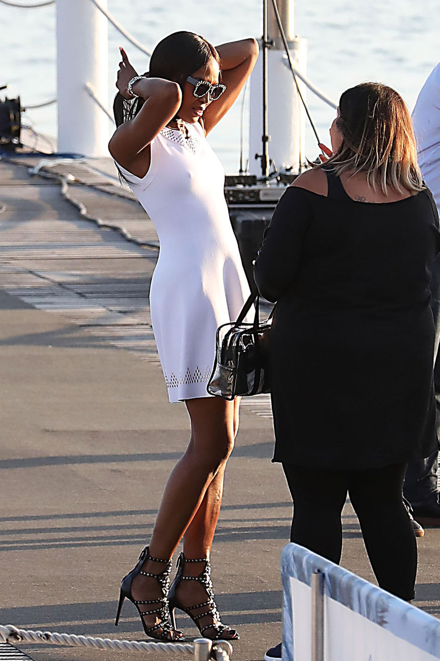 Und nicht nur Kendall genießt den sommerlichen Mai in Cannes ohne BH, auch Supermodel Naomi Campbell im weißen Dress verzichtet ganz offensichtlich darauf.