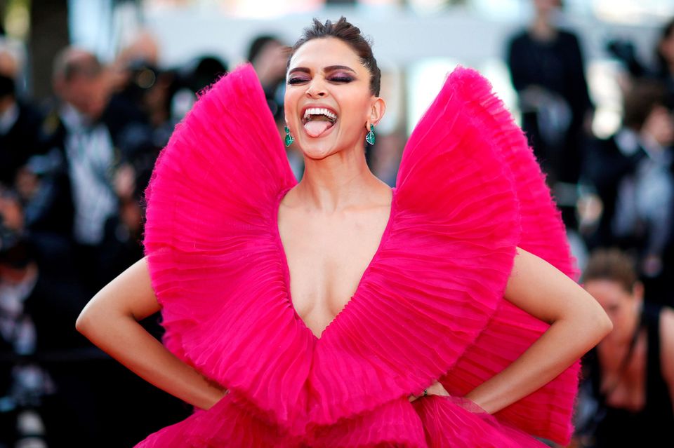 Bollywood-Megastar Deepika Padukone erregt bei der Premiere von "Ash Is Purest White" nicht nur mit ihrem pinkfarbenen Bonbon-Kleid von Ashi Studio Couture Aufsehen, sondern auch mit ihren Grimassen. Bollywood-Megastar Deepika Padukone erregt bei der Premiere von "Ash Is Purest White" nicht nur mit ihrem pinkfarbenen Bonbon-Kleid von Ashi Studio Couture Aufsehen, sondern auch mit ihren Grimassen.