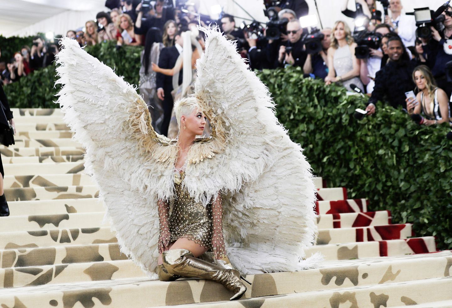Engelsgleich: Katy Perry schwebt im opulenten Flügel-Look von Atelier Versace zur Met Gala.