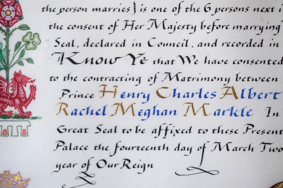 Noch einmal explizit: Queen Elizabeth erlaubt Prinz Harry, den sie "ihren geliebten Enkelsohn" nennt, und Meghan Markle vor den Altar zu treten. 