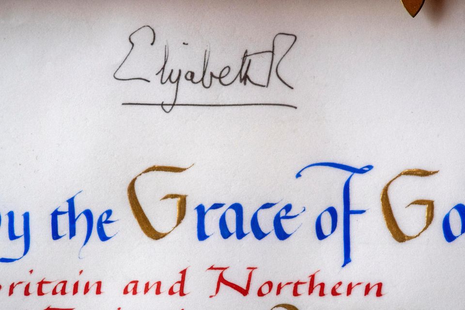 Finale Unterschrift der Queen: Die alles entscheidende Unterschrift: Die Queen unterzeichnet mit "Elizabeth R". Die alles entscheidende Unterschrift: Die Queen unterzeichnet mit "Elizabeth R".