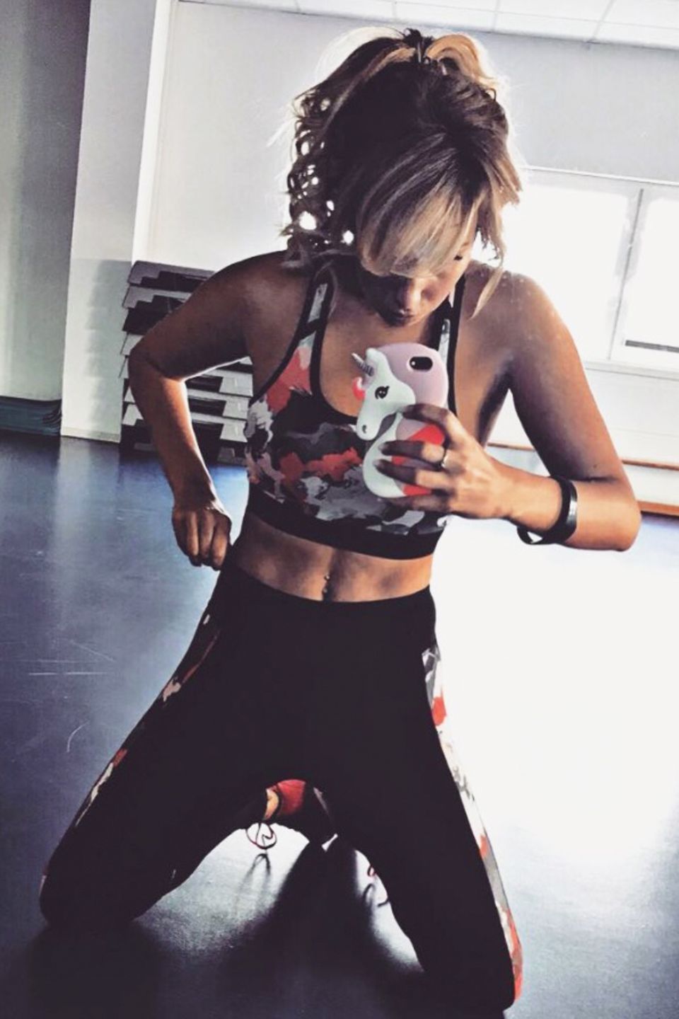 "Dein Körper ist ein Spiegelbild deines Lebensstils", schreibt Schlagersängerin Annemarie Eilfeld zu diesem Selfie auf Instagram. Ihr Lebensstil scheint sportlich zu sein, zumindest erweckt ihr durchtrainierter Body den Eindruck. 
