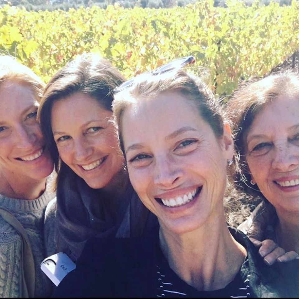Wortreich und mit viel Liebe bedankt sich Supermodel Christy Turlington mit diesem schönen Familien-Selfie bei ihrer Mutter und ihren Schwestern. Wortreich und mit viel Liebe bedankt sich Supermodel Christy Turlington mit diesem schönen Familien-Selfie bei ihrer Mutter und ihren Schwestern.