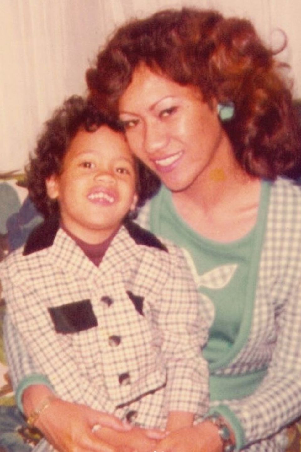 "Frohen Muttertag Mama Rock!", postet Dwayne "The Rock" Johnson zu seinem Kinderfoto mit Mama Ata Johnson. "Frohen Muttertag Mama Rock!", postet Dwayne "The Rock" Johnson zu seinem Kinderfoto mit Mama Ata Johnson.