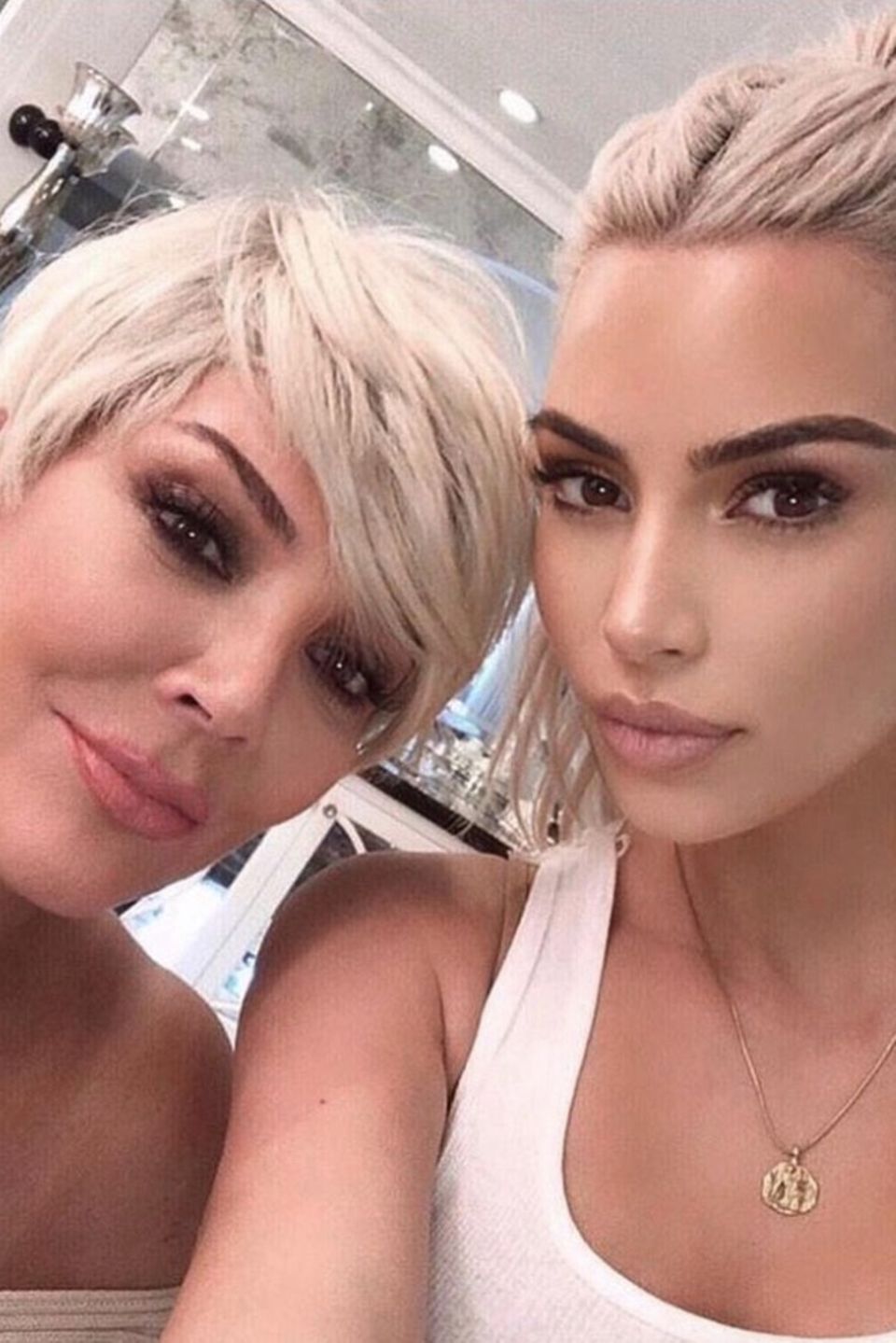 Auch Kim Kardashian lässt es sich nicht nehmen ihrer Mutter Kris Jenner zum Muttertag zu gratulieren. Auch Kim Kardashian lässt es sich nicht nehmen ihrer Mutter Kris Jenner zum Muttertag zu gratulieren.