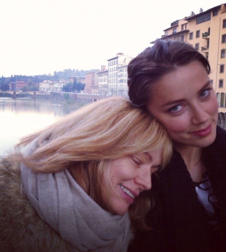 Ein liebevolles Foto zum Muttertag: Schauspielerin Amber Heard und Mama Paige Parsons. Ein liebevolles Foto zum Muttertag: Schauspielerin Amber Heard und Mama Paige Parsons.