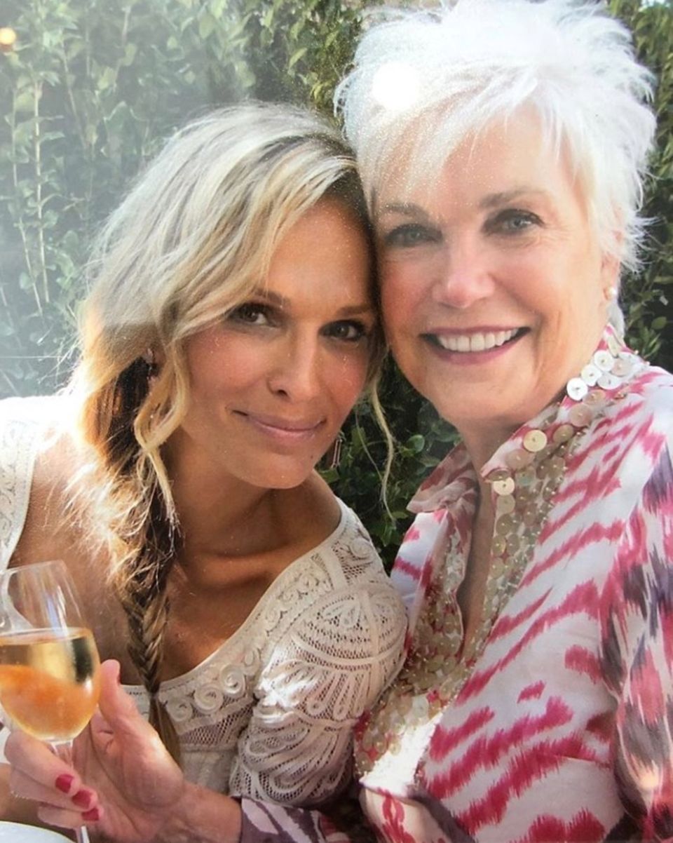 "Ich bin heute, wer ich bin, nur wegen dieser wunderschönen und selbstlosen Frau", postet Molly Sims über ihre Mutter Dottie Sims. "Ich bin heute, wer ich bin, nur wegen dieser wunderschönen und selbstlosen Frau", postet Molly Sims über ihre Mutter Dottie Sims.