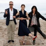 Schauspieler Ben Foster und Thomasin McKenzie und Regisseuerin Debra Granik posieren für Fotos am Strand. Sie vertreten ihren Film "Leave No Trace ".