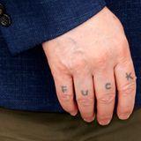 Der umstrittene Regisseur Lars von Trier sorgt mit seinen Tattoos auf den Fingern der rechten Hand für Verwirrung. 