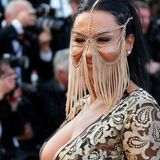 Für diese Schönheit kann es nicht orientalisch genug sein. Dabei ist der goldene Gesichtsschleier ganz sicher nicht das das einzige Highlight - "räusper".