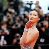 Zum Screening von "BlacKkKlansman" erscheint Supermodel Bella Hadid und sendet Luftküsse in die Menge.
