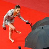 Hollywoodstar Kristen Stewart, Mitglied der Jury bei den Filmfestspielen, scheint die hohen Absätze leid zu sein und zieht ihre Pumps mitten auf dem roten Teppich aus.