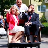 14. Mai 2018  Staatskarosse war gestern. Moderne Royals wie Mette-Marit und Haakon von Norwegen lassen sich auch mal per Rikscha chauffieren.