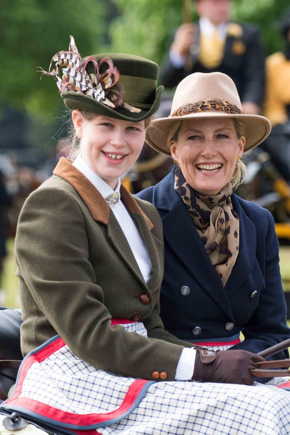 13. Mai 2018 Fröhliche Ausfahrt: Lady Louise Windsor, Enkeltochter der Queen, und ihre Mutter Gräfin Sophie strahlen in die Kameras. Lady Louise ist eine routinierte Fahrerin, die an den Kutschwettbewerben der "Royal Windsor Horse Show" teilnimmt. 13. Mai 2018 Fröhliche Ausfahrt: Lady Louise Windsor, Enkeltochter der Queen, und ihre Mutter Gräfin Sophie strahlen in die Kameras. Lady Louise ist eine routinierte Fahrerin, die an den Kutschwettbewerben der "Royal Windsor Horse Show" teilnimmt.