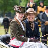 13. Mai 2018  Fröhliche Ausfahrt: Lady Louise Windsor, Enkeltochter der Queen, und ihre Mutter Gräfin Sophie strahlen in die Kameras. Lady Louise ist eine routinierte Fahrerin, die an den Kutschwettbewerben der "Royal Windsor Horse Show" teilnimmt.