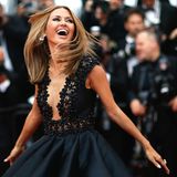 Die schöne, russische Moderatorin Victoria Bonya in ihrem Element - dem Blitzgewitter auf dem Red Carpet.